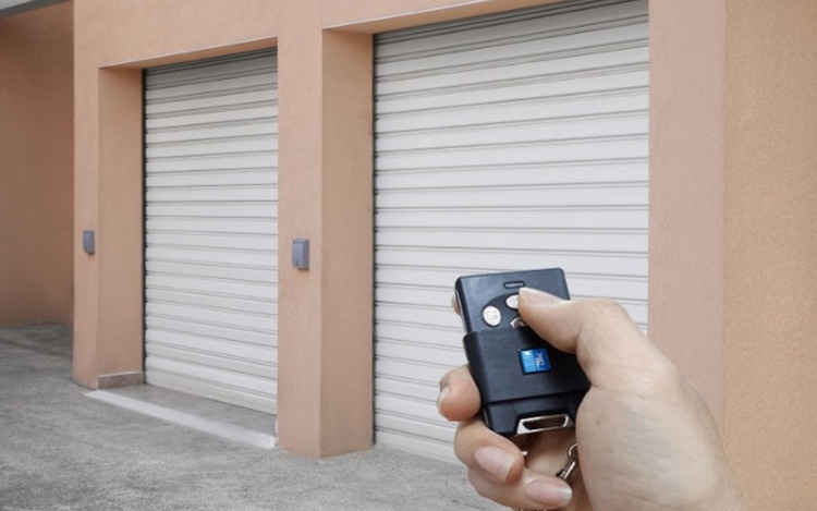 Cửa bị kẹt hoặc trục trặc do các vấn đề cơ học