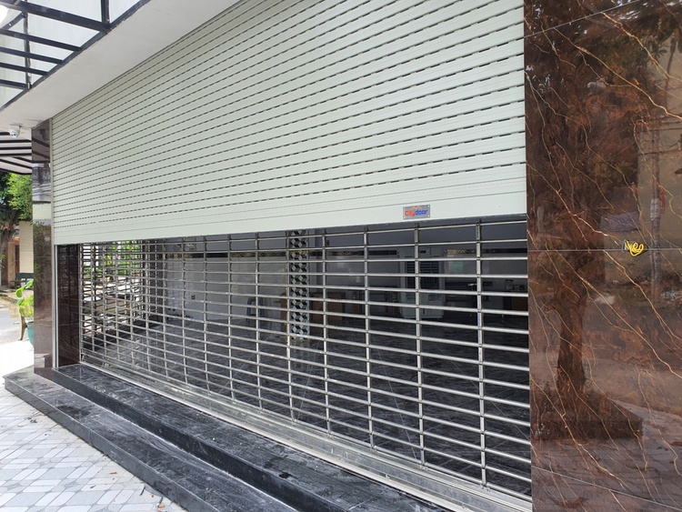 Thiết bị cửa cuốn bị bám bụi và gặp phải vật thể lạ