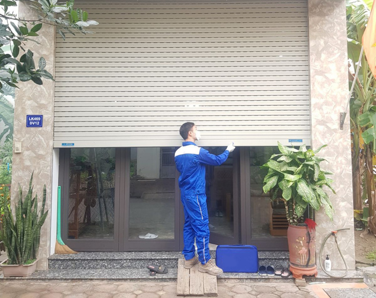 Hướng dẫn cách  vệ sinh cửa cuốn tấm liền