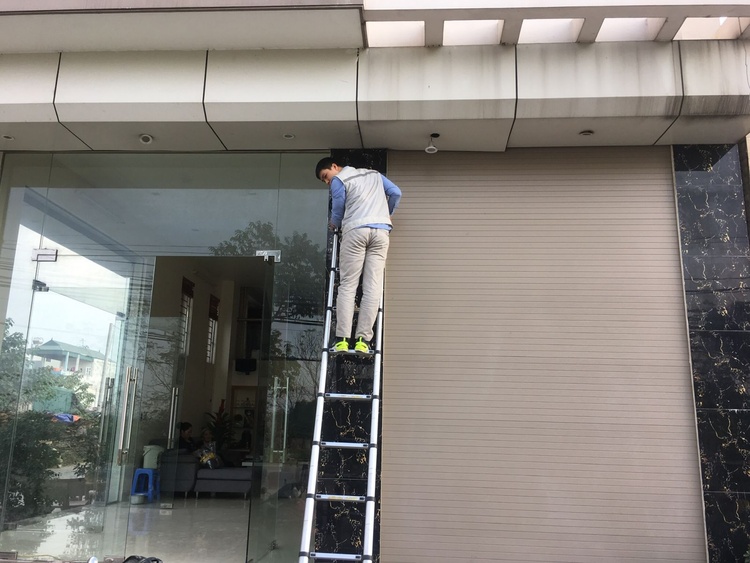 Bước 2: Lau chùi bề mặt của cửa cuốn tấm liền