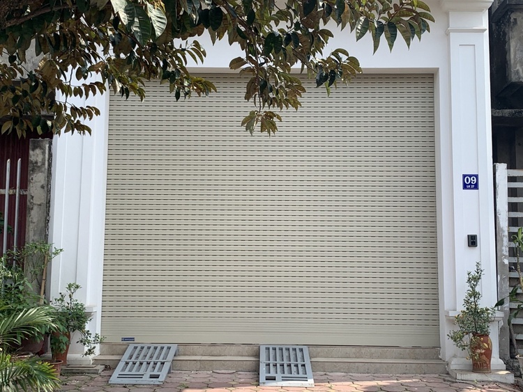 Bước 3: Vệ sinh ray cửa và các khe cửa