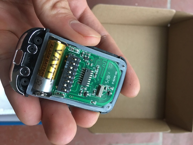 Lắp lại pin và xem thử hoạt động của remote