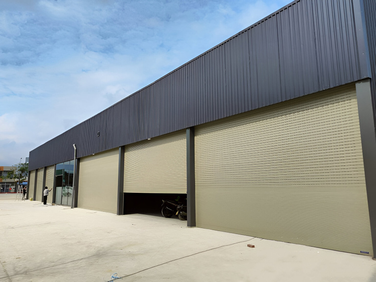 Vì sao cửa cuốn phù hợp lắp đặt cho vùng nhiệt đới