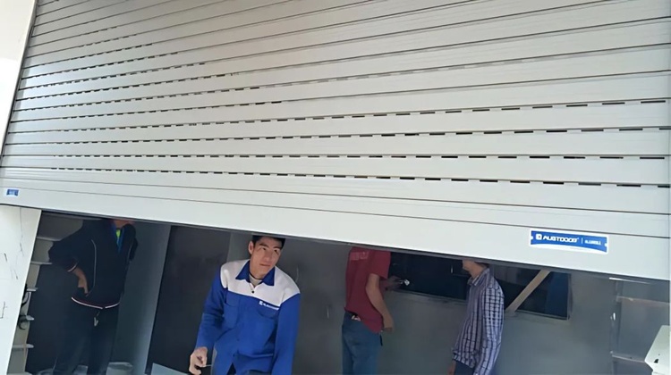 Thiết bị cửa cuốn Đức bị lệch khỏi lô cuốn