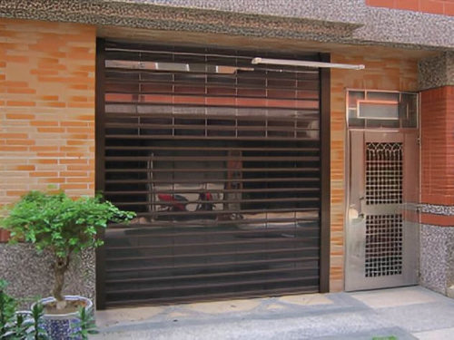 Một số thiết bị an toàn khác đươc lắp đặt đồng bộ với cửa cuốn.