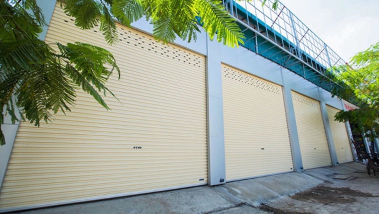 nhà lắp đặt cửa chính và cửa sổ bằng cửa tấm liền màu sữa siêu đẹp