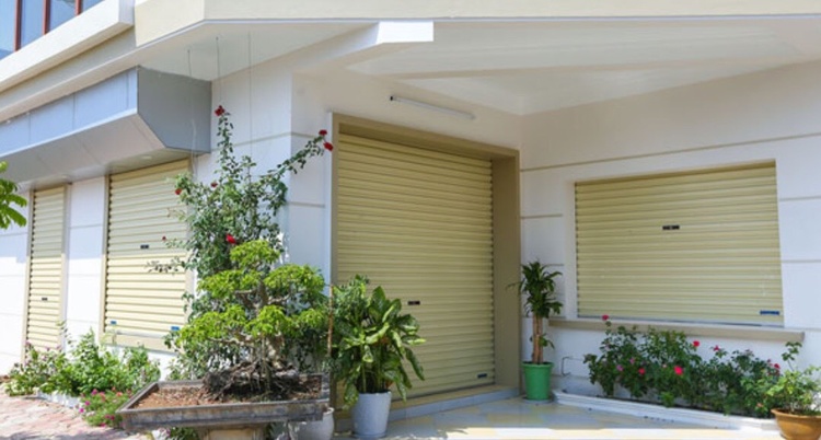 cửa cuốn tấm liền màu trắng lắp đặt cho hộ gia đình