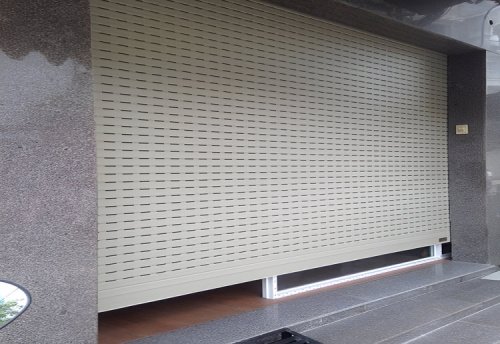 Ngoài sản phẩm cửa cuốn khe thoáng inox thì cửa cuốn inox còn có những dòng sản phẩm nổi bật khác như