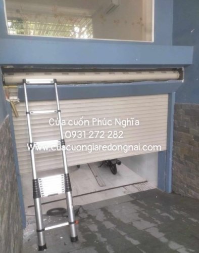 mẫu cửa cuốn màu ghi sần được lắp đặt tại phường Hóa An