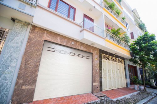 mẫu cửa cuốn Đức ( khe thoáng ) kết hợp 2 màu cafe+ vàng kem