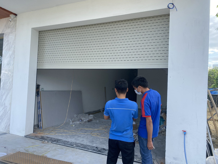 Hình ảnh thi công và lắp đặt cửa cuốn tại Biên Hòa