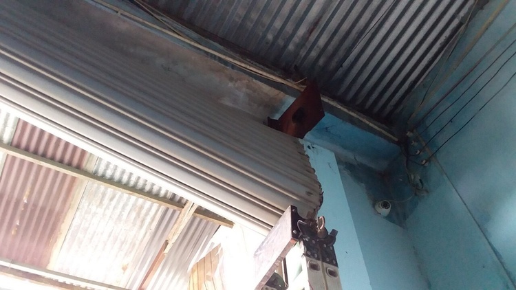 mở chốt li hợp để mở cửa đối với cửa tấm liền