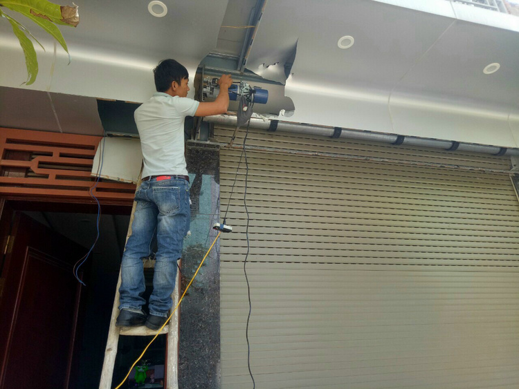 Những điều cần lưu ý khi mua và lắp đặt cửa cuốn cũ