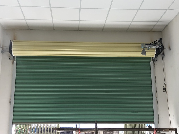 Chọn cửa cuốn có khóa phụ