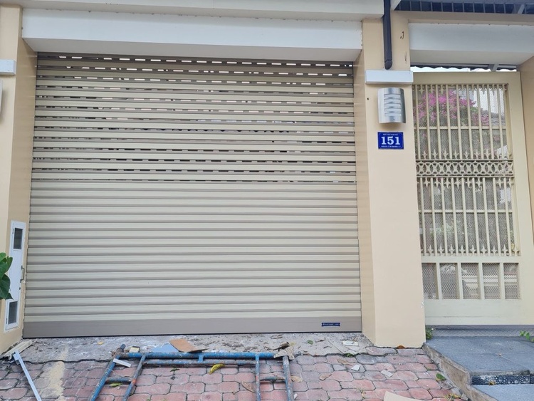 Cửa cuốn bị lệch khỏi dường ray trong khi sử dụng
