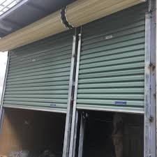 cửa cuốn kéo tay và ưu nhược điểm 